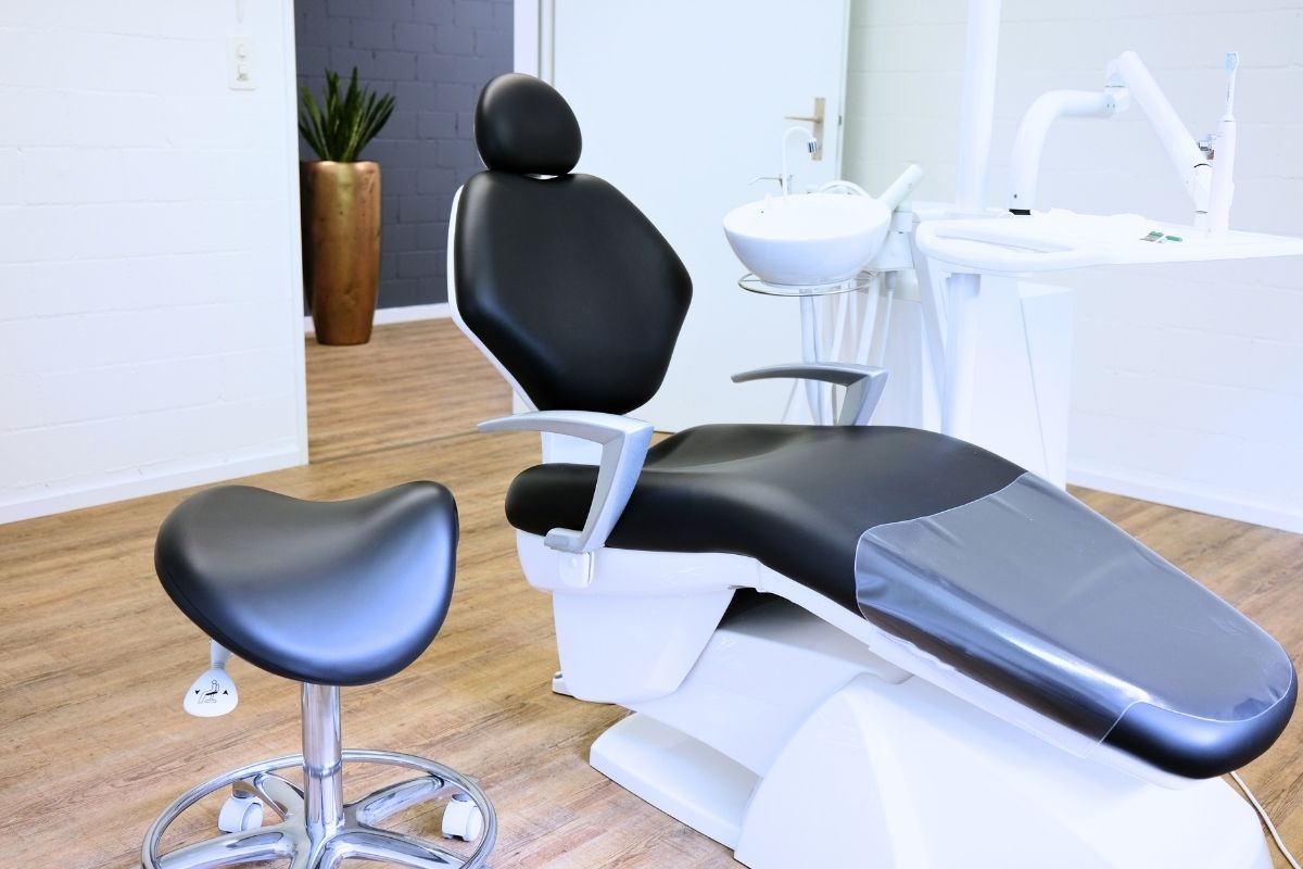 Zahnarztstuhl Dentalhygienepraxis SmileNow R&uuml;ti